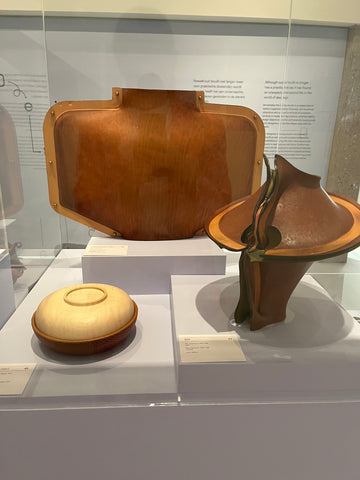 Double bowl in leather and wood
